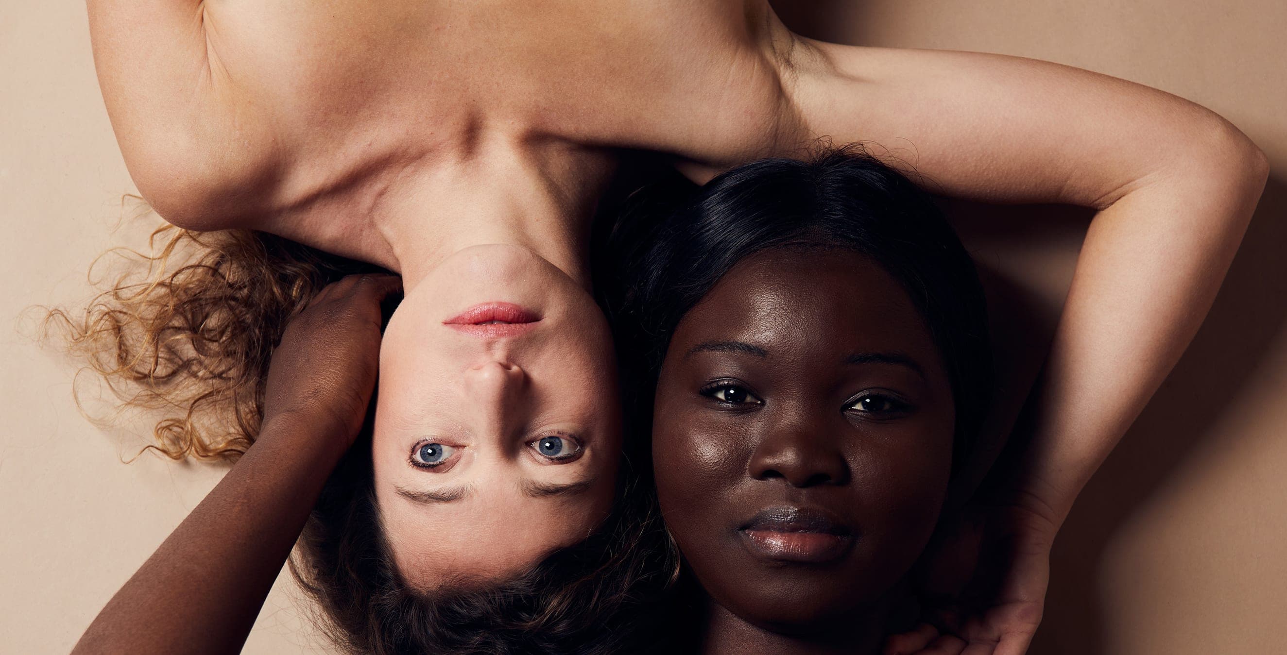 Deux femmes soin facialiste et kératopraxie à Brest